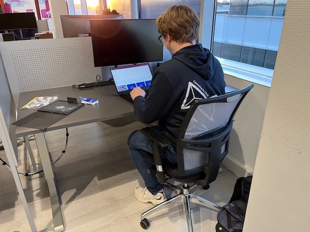 delta-n medewerker in hoodie